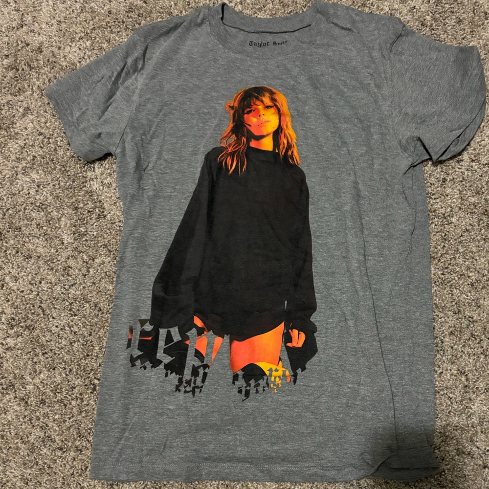 Taylor swift reputation t shirt, size small